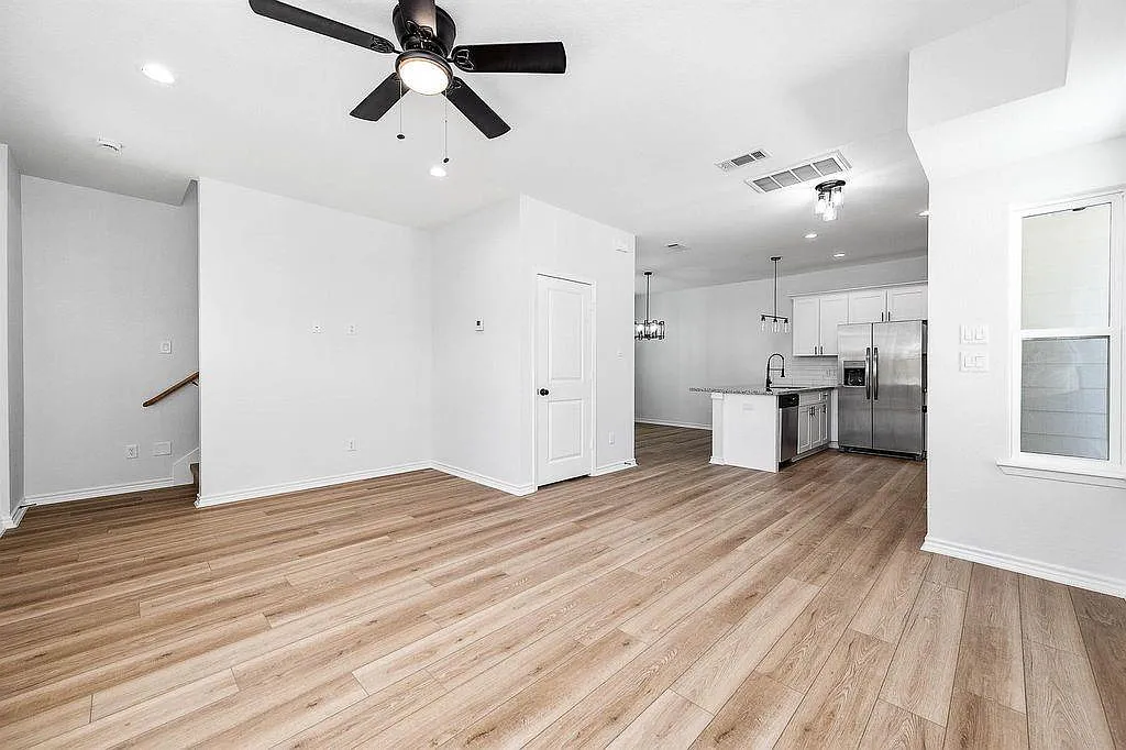 3 bed, 2.5 bath, 1383 sqft, $1,850 — Photo 3