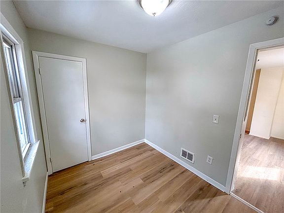 3rd image of 42 Villa St