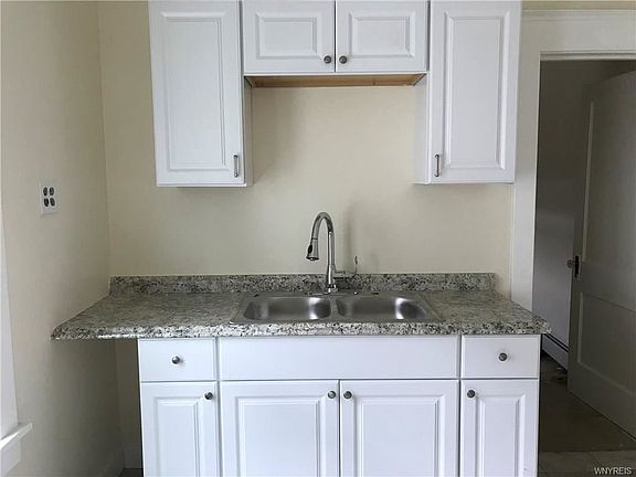 3rd image of 227 Roslyn St