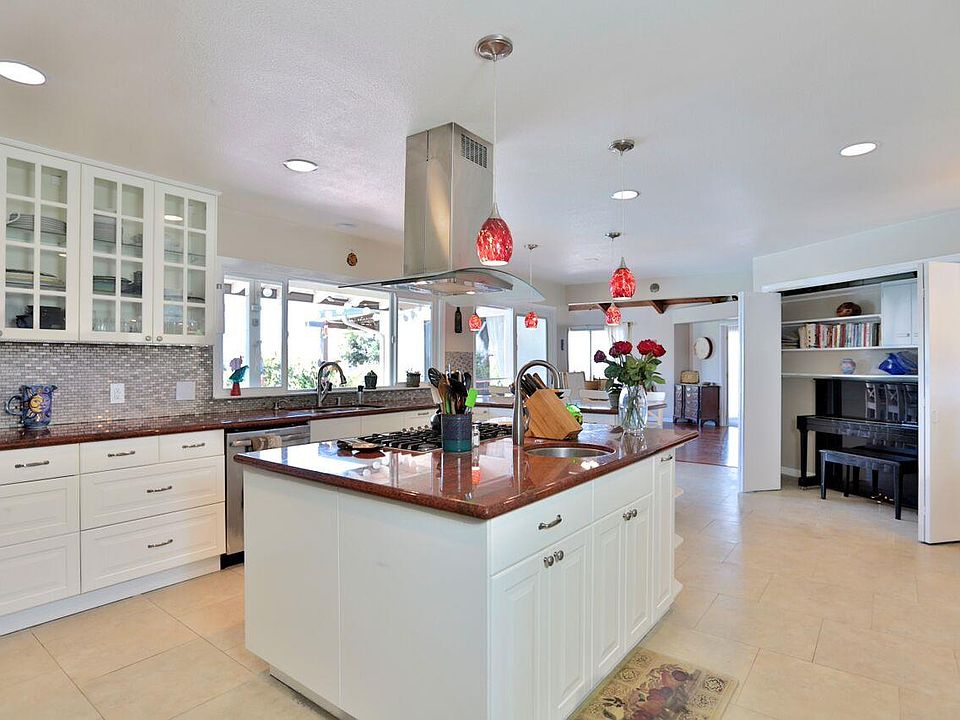 1st image of 15191 Camelot Dr
