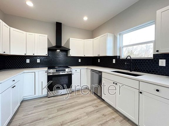 2nd image of 2709 Summit Ave NE
