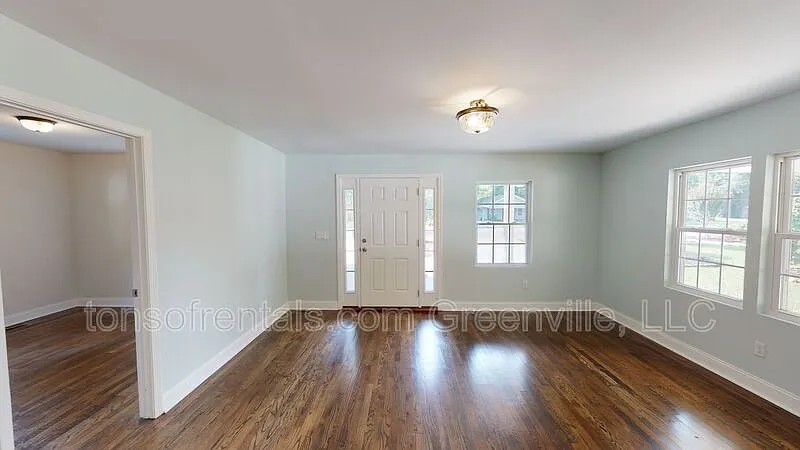 4 bed, 2.0 bath, 1600 sqft, $1,950 — Photo 2