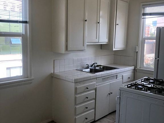 3rd image of 814 S Kingsley Dr APT 8