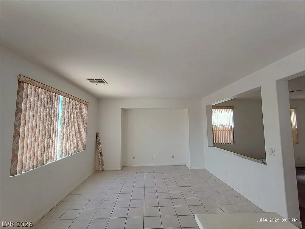 4 bed, 3.0 bath, 2017 sqft, $2,046 — Photo 3
