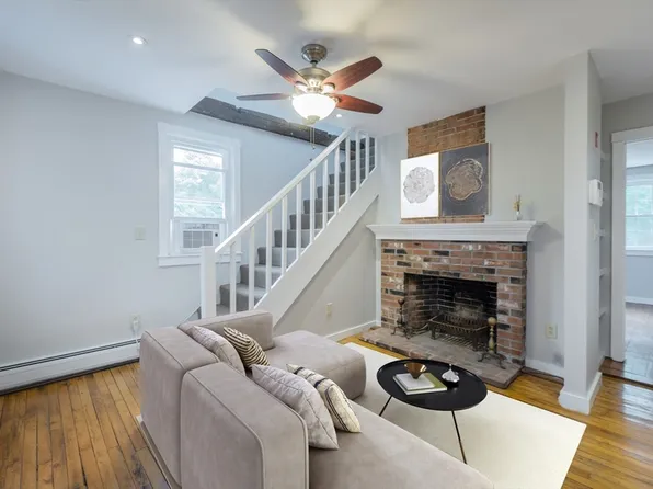 6 Ropewalk Ct APT 8, Plymouth, MA 02360