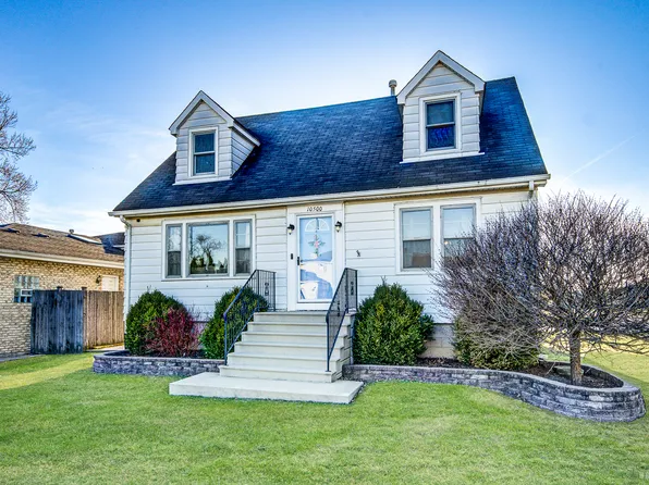 10500 S 80th Ct, Palos Hills, IL 60465