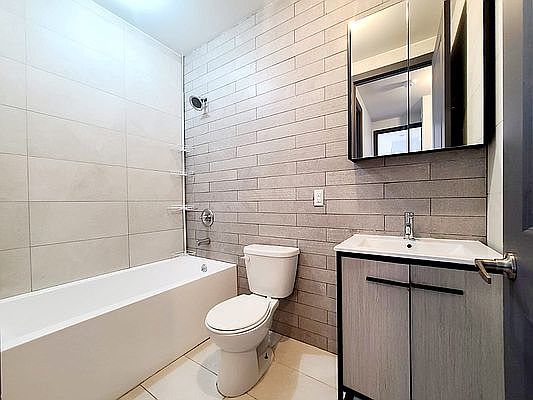 4th image of 1119 Grant Ave #3B