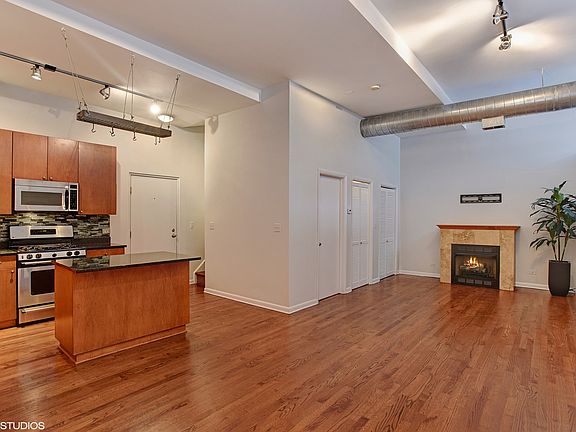 2nd image of 1137 N Wood St APT 1C