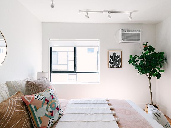 5th image of 517 N Heliotrope Dr #519.75
