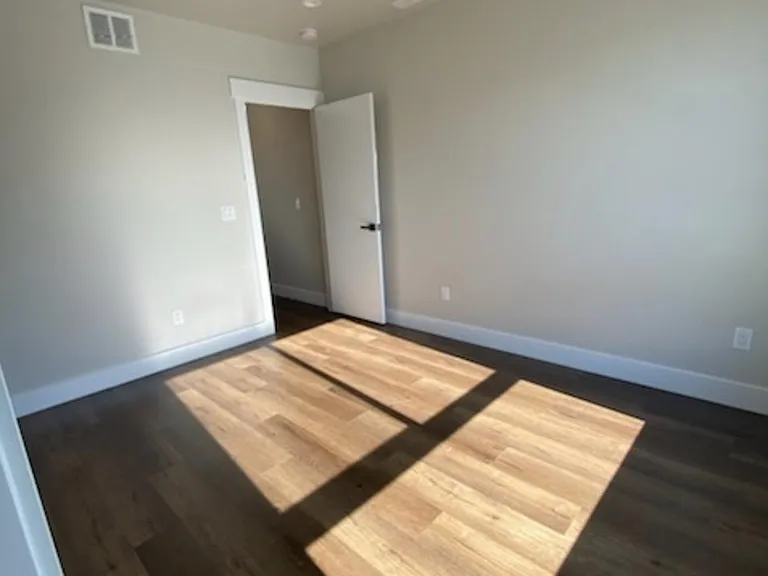 423 E 2100 S — Photo 14