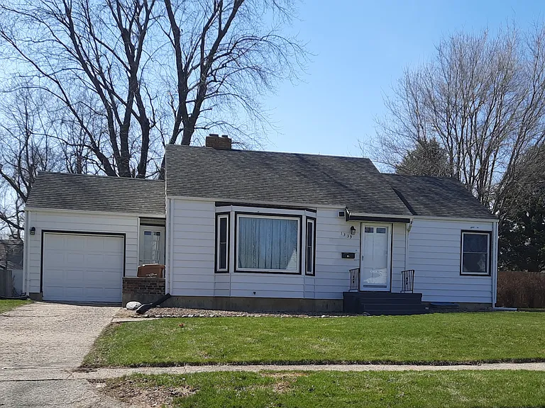 1339 Highland Dr — Photo 1
