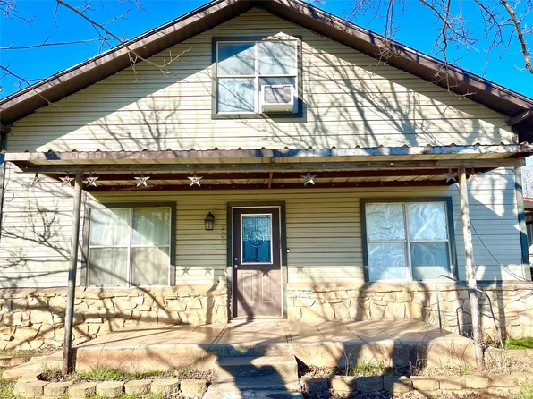 209 N Bowie St, Jacksboro, TX 76458