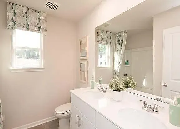 5 bed, 2352 sqft, $2,600 — Photo 3