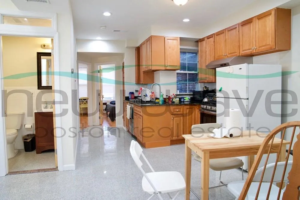3 bed, 1000 sqft, $4,900 — Photo 1