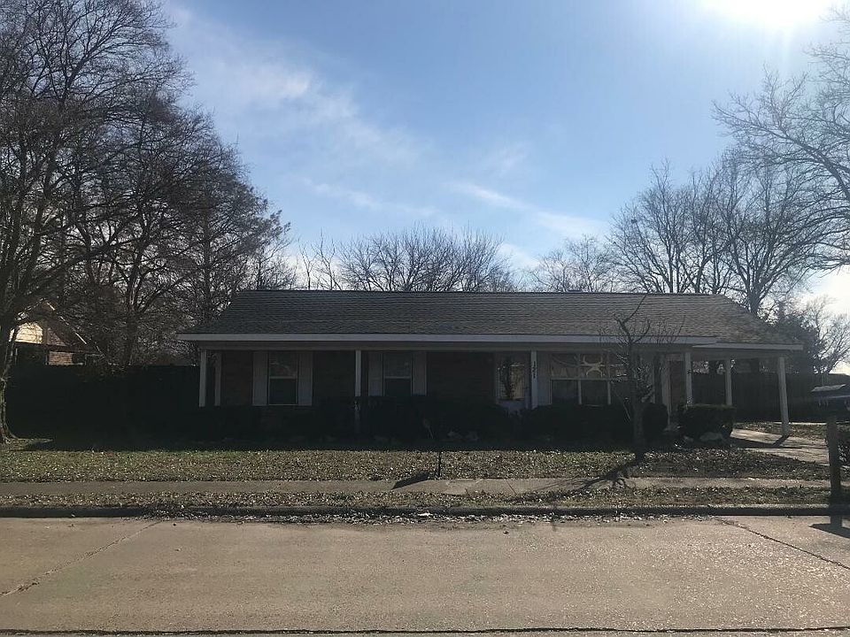 1st image of 121 W Greenbriar Dr