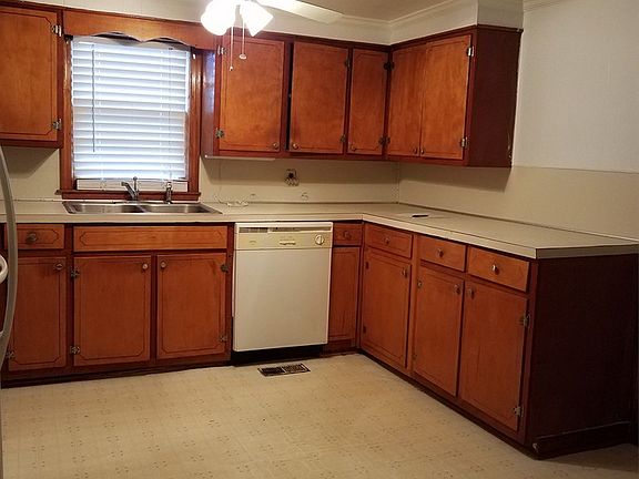4th image of 204 2nd St