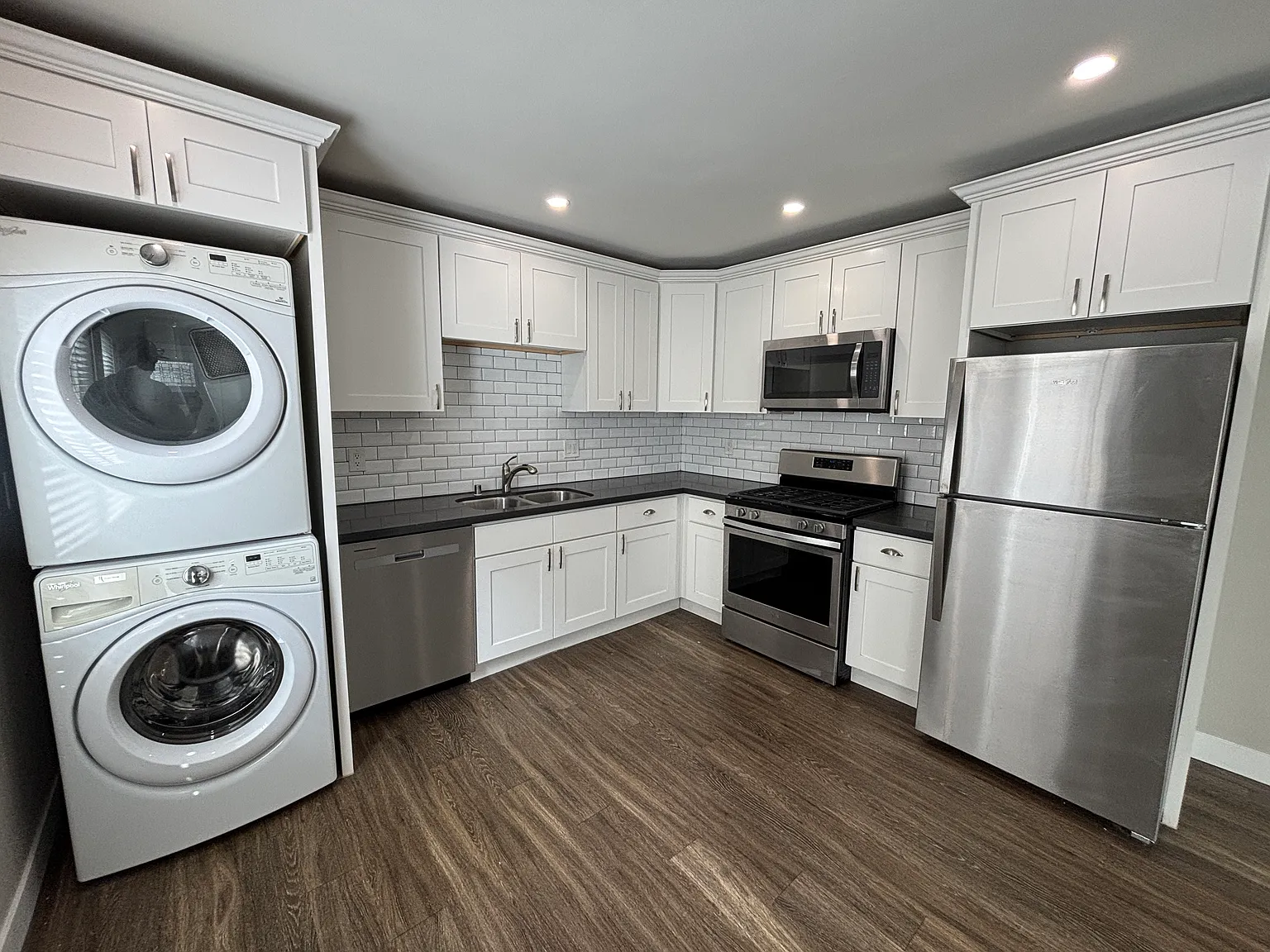 2 bed, 813 sqft, $2,600 — Photo 2