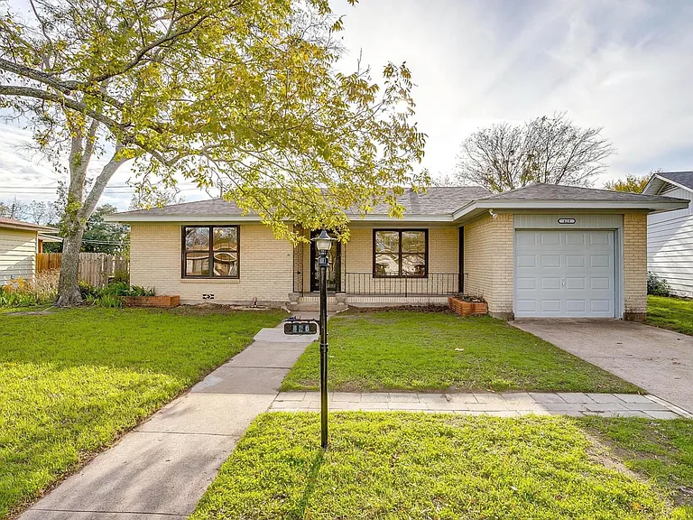 428 Live Oak Ln — Photo 1