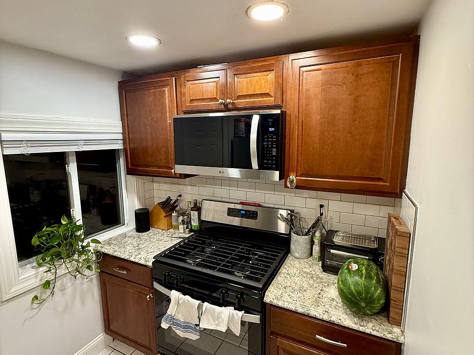 1st image of 128 Putnam St #1