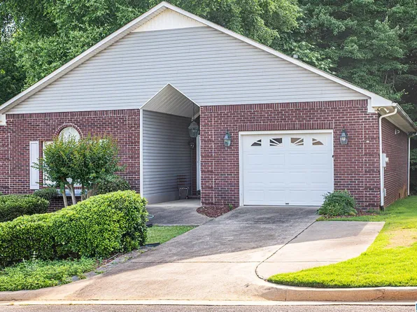 2607 Oak Village Dr, Anniston, AL 36207