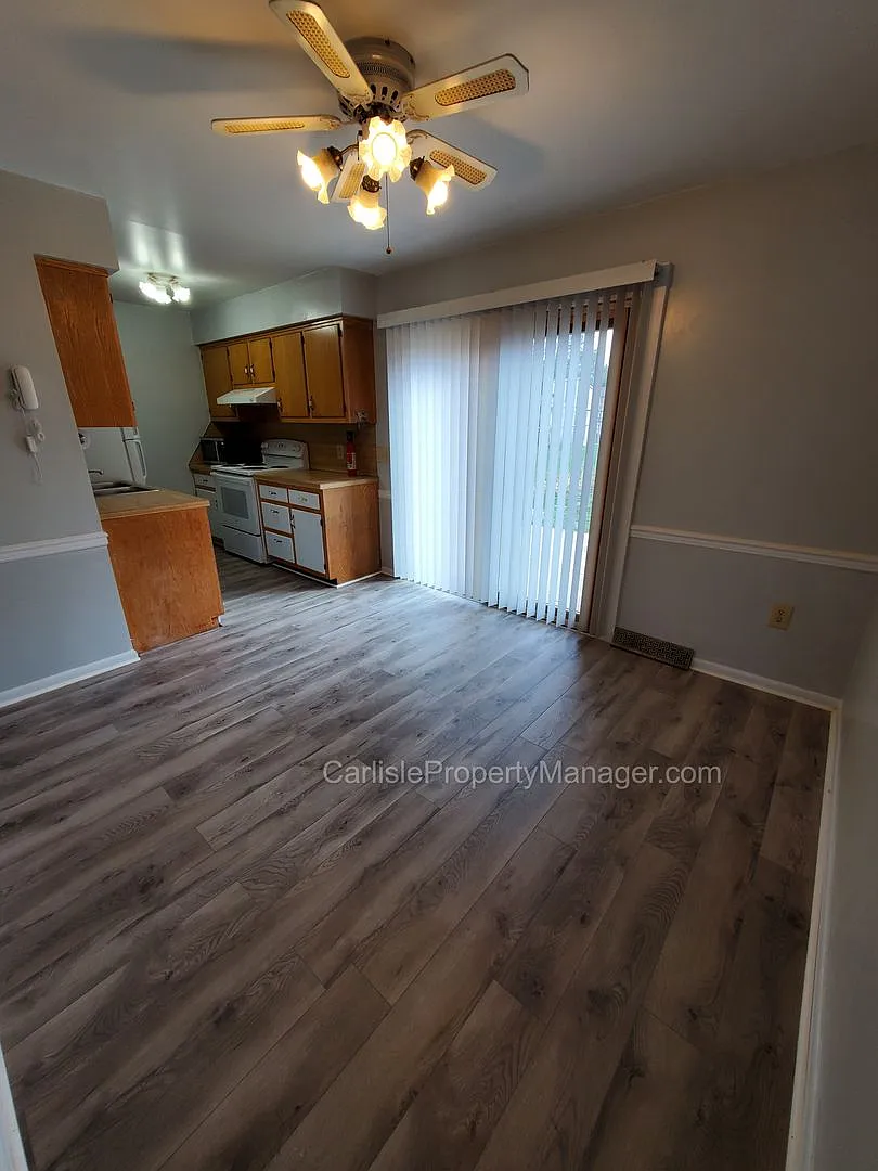 Pet Friendly 3 beds, 1.5 bath, central A/C, off-street parking, basement with included laundry, a... — Photo 2