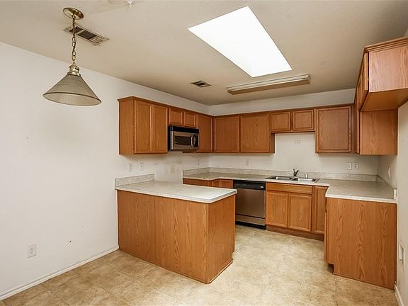 3rd image of 908 Sesame Dr