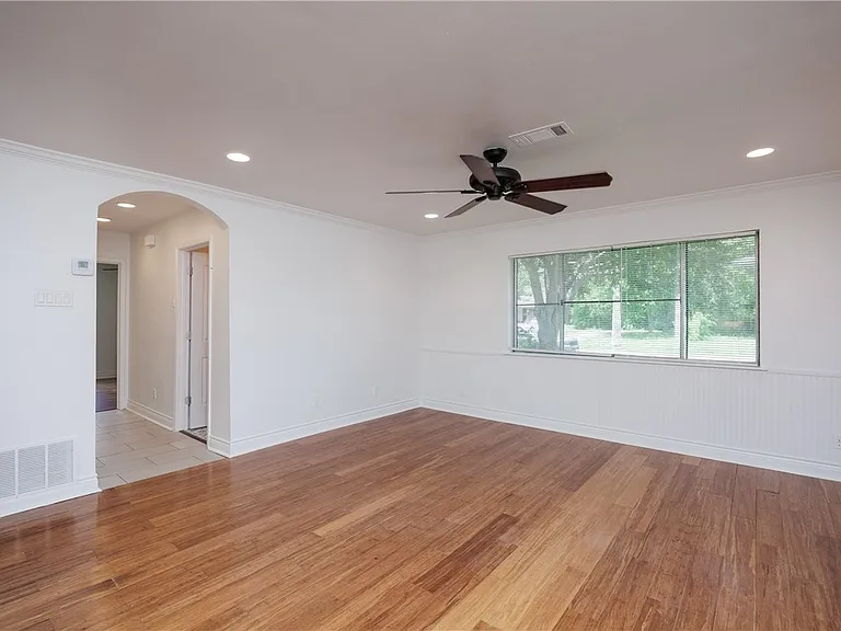 830 Crestview Dr — Photo 17