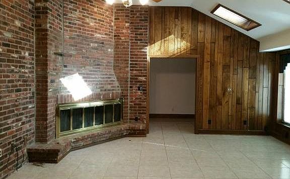 3rd image of 10215 Hemlock Dr