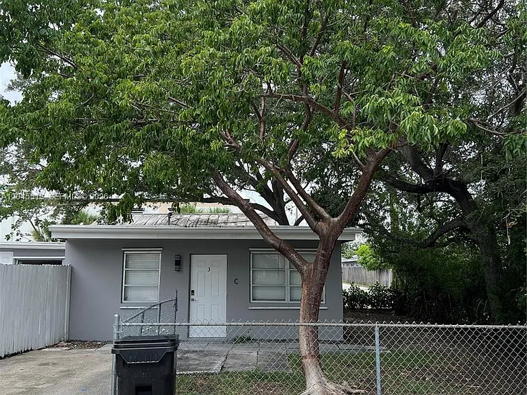 325 SW 14th Ct #C — Photo 2