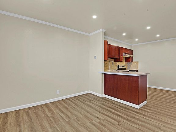 2nd image of 168 Oxford Ln