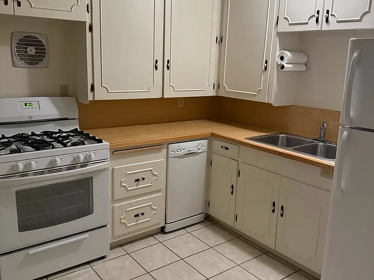 135 Hyatt Ln — Photo 5