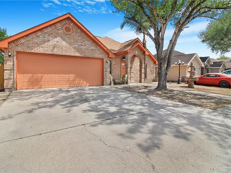 3504 N Champagne Dr — Photo 2