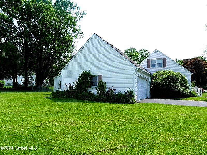 4th image of 14 Fairlawn Avenue