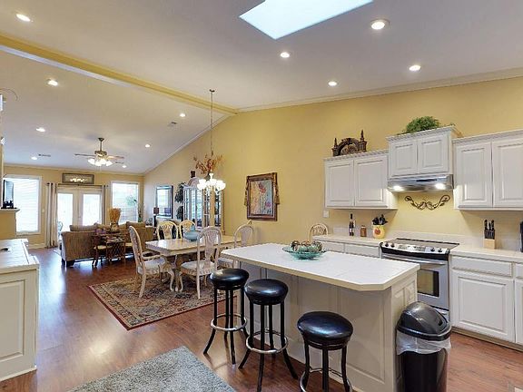 3rd image of 112 Catalina Cir