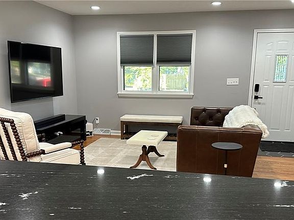 3rd image of 113 Karen Ln