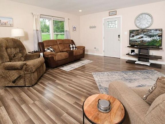4th image of 2242 Green Acres Cir