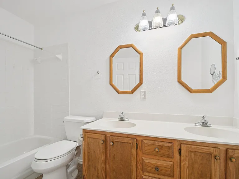 1300 Leah Ln — Photo 21