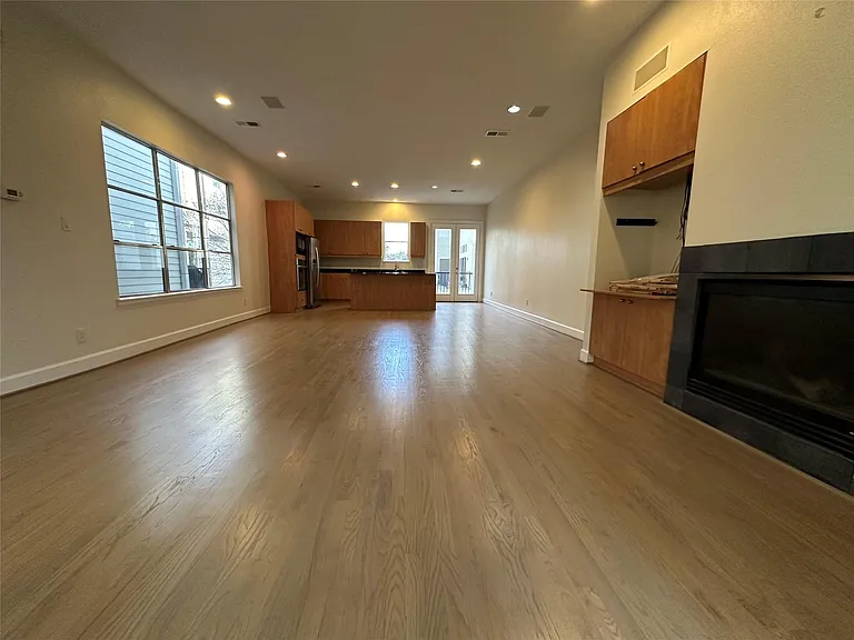 2713 Crawford St — Photo 10