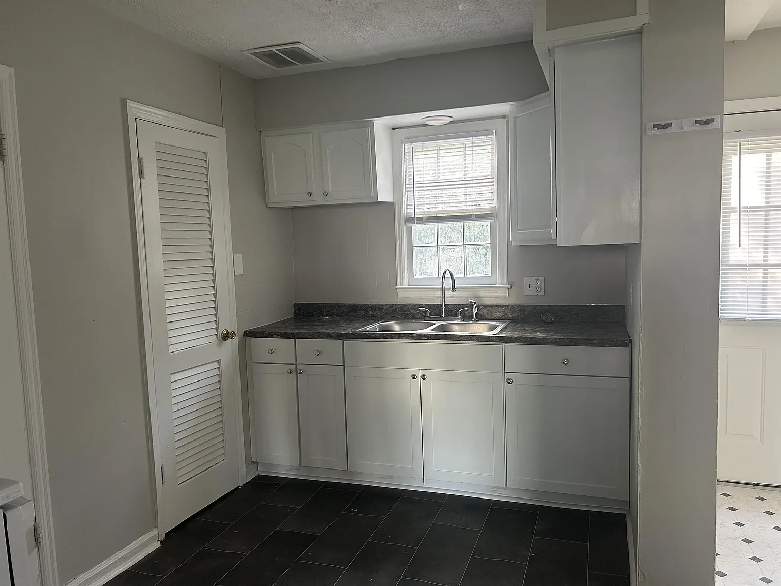 1110 Allen Drive - 1110 — Photo 4