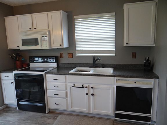 5th image of 46 Lantern Chase Dr