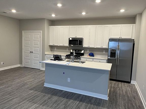 4th image of 2076 Rowena Ln