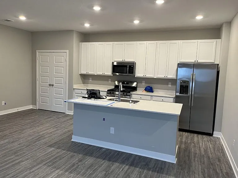 2076 Rowena Ln — Photo 4
