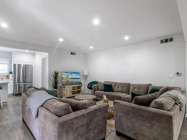3232 Lewis Ave — Photo 4