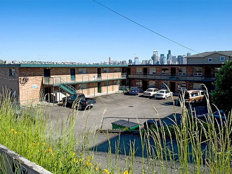 Dolores Manor Apartments — Photo 36