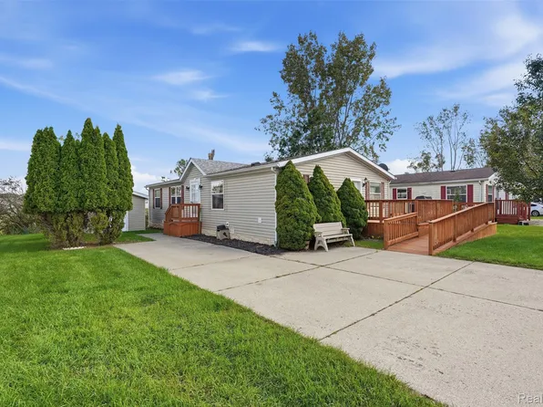 964 Indian Creek Dr, Howell, MI 48843