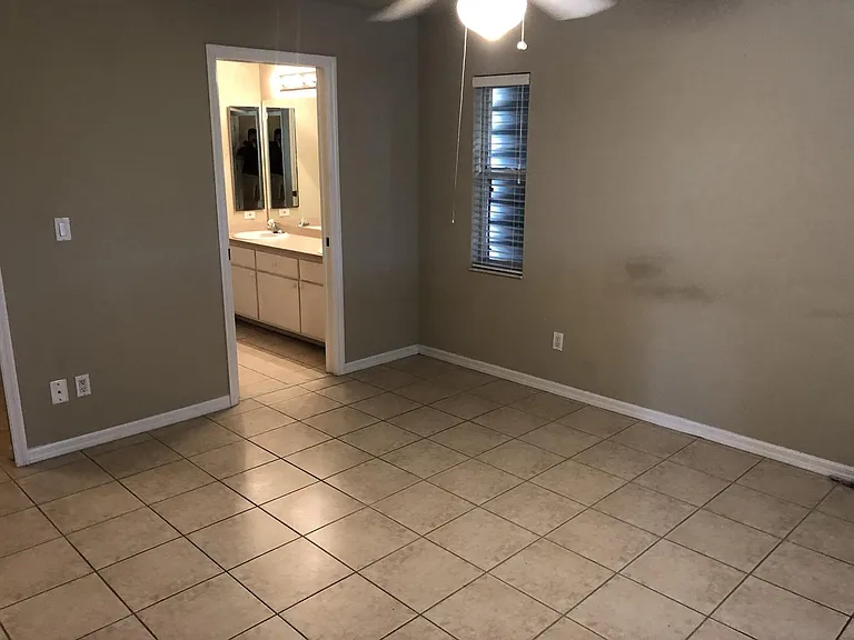4537 SW 10th Ave — Photo 11