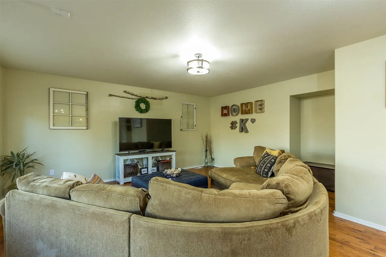 4 bed, 2.0 bath, 2594 sqft, $7,516 — Photo 4