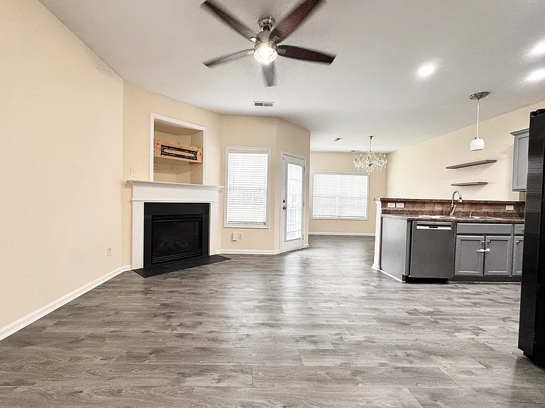 9708 Walkers Glen Dr — Photo 2