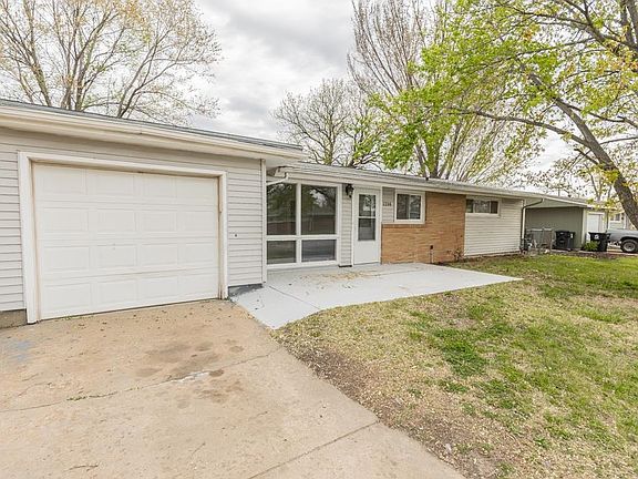 3rd image of 1214 Crescent Dr