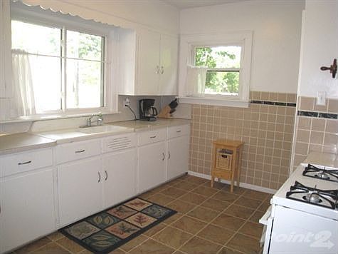 Good sized kitchen with eatting area
